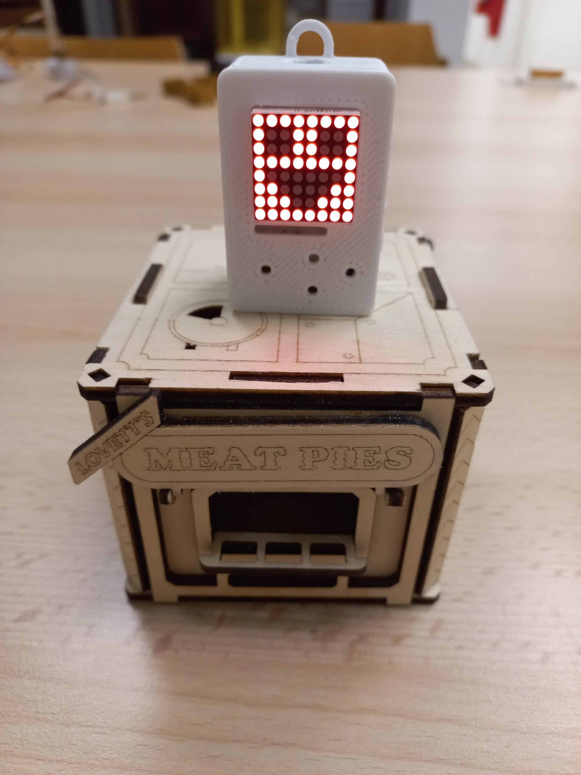 diorama et matrice LED projetant un émoji sourire