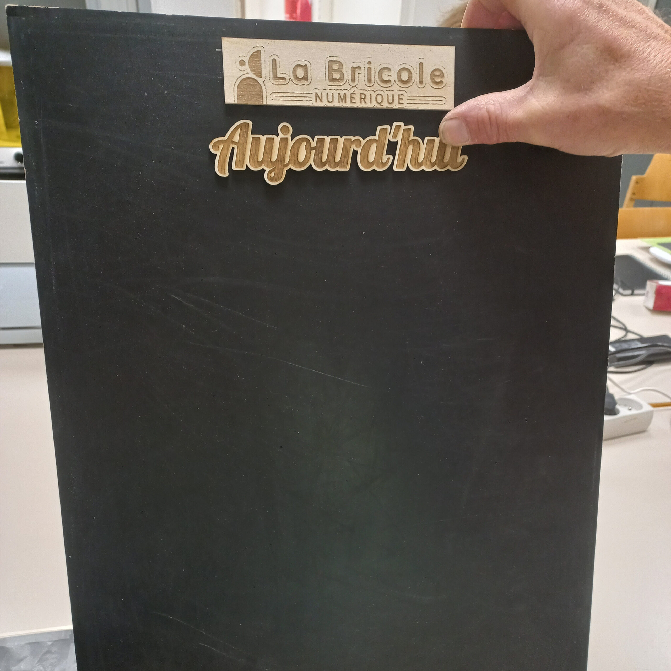 chevalet avec le logo du fablab et le mot "aujourd'hui" en découpe et gravure laser