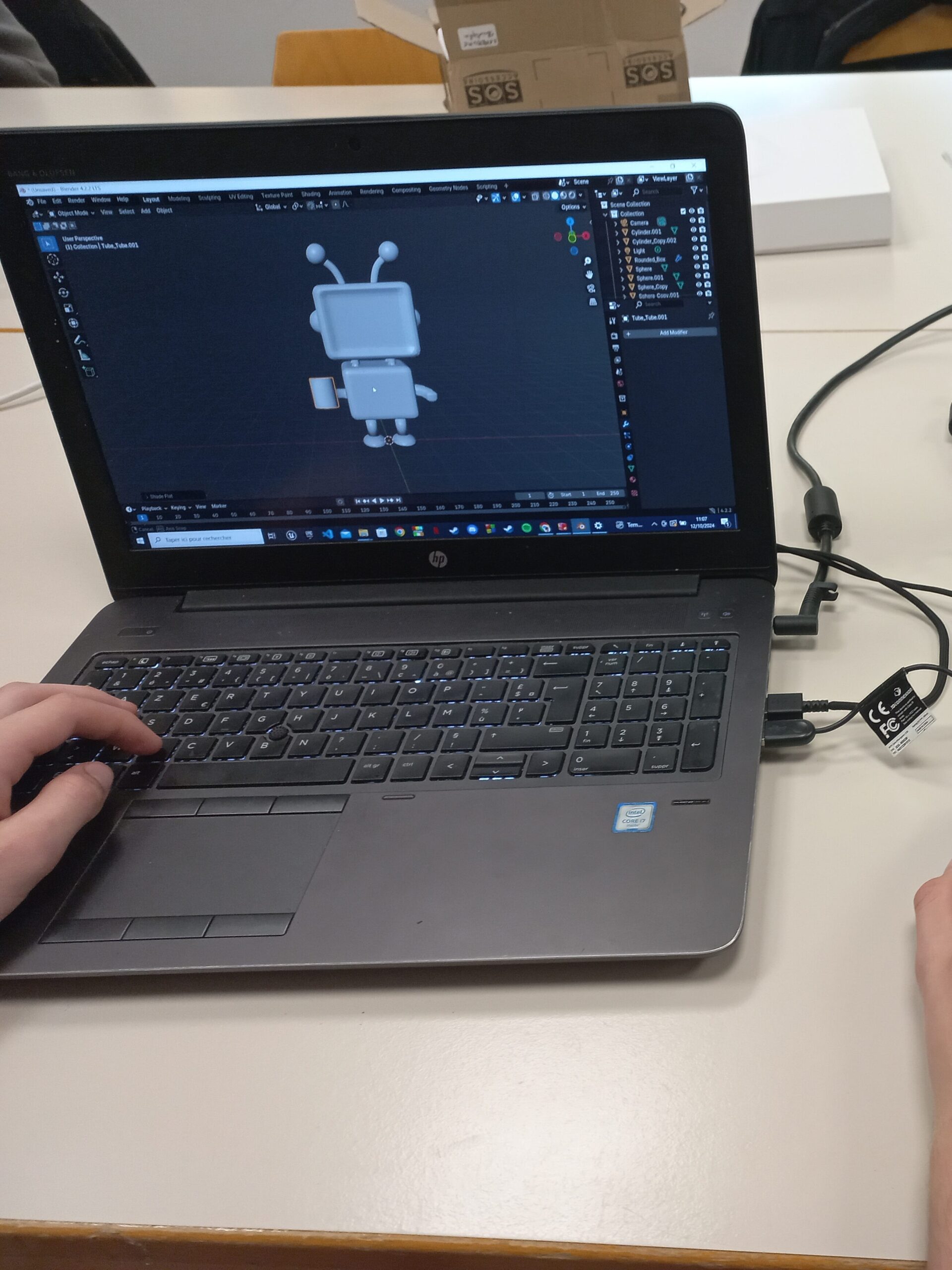 Ordinateur montrant le modèle du robot dans Blender